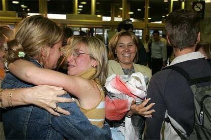 Algunos de los turistas españoles afectados por el huracán Wilma en México saludan a sus familiares en el aeropuerto de Barajas.