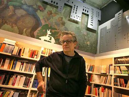 El artista Javier Mariscal, ayer, ante la intervención que ha realizado sobre el mural de Fernando Cabedo, en el Centre Octubre.