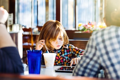 La pantalla es una solución fácil para calmar a los niños en un restaurante, pero también, por ejemplo, para cortar de raíz una rabieta. Pero esa acción impide que los menores aprendan a regular sus emociones