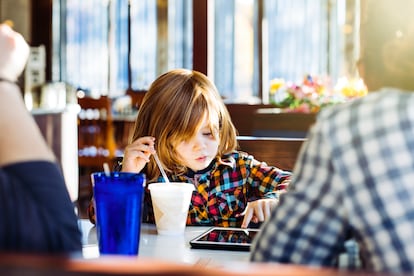 La pantalla es una solucin fcil para calmar a los ni?os en un restaurante, pero tambin, por ejemplo, para cortar de raz una rabieta.  Pero esa accin impide que los menores aprendan a regular sus emociones