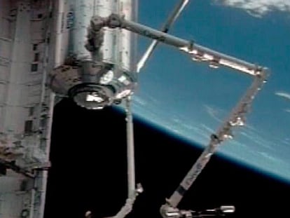El <i>Columbus,</i> en el centro, sujeto por el brazo articulado que lo sacó del <i>Atlantis</i> para colocarlo en la ISS.
