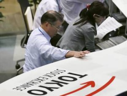 Agentes de la Bolsa de Tokio trabajando en el mercado de Tokio. EFE/Archivo