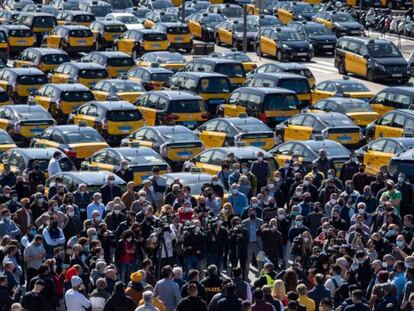 Assemblea de taxistes contra el retorn d'Uber celebrada a mitjans de març.