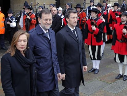 Mariano Rajoy,, Elvira Fernández y Alberto Núñez Feijóo, en la plaza del Obradoiro, al comienzo del funeral en memoria de Fraga.