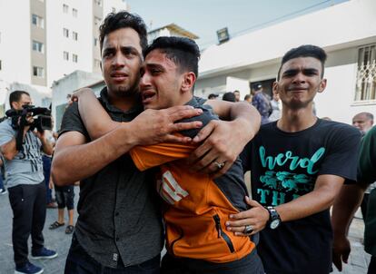 Jóvenes palestinos, en el exterior de un hospital en Gaza.