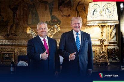 Víctor Orbán y Donald Trump, este jueves durante una reunión en la casa de Trump en Mar-a-Lago (Florida). 