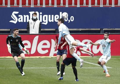 El jugador de Osasuna Unai García intenta disputarle el balón a Okay en el partido contra el Celta.