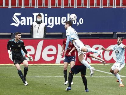 El jugador de Osasuna Unai García intenta disputarle el balón a Okay en el partido contra el Celta.