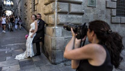 Dos novios en el Gòtic de Barcelona.
