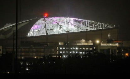 El techo del estadio Tropicana Field, sede de los Rays de Tampa Bay, dañado tras el paso del huracán Milton, el jueves 10 de octubrepor St. Petersburg (Florida).