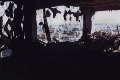 Imágenes tomadas desde el interior del edificio Windsor, con toneladas de escombros, hierros retorcidos y mobiliario quemado.