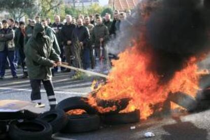 Trabajadores de Navantia Ferrol, han cortado hoy el tráfico en la autopista AP-9 en dirección a Ferrol y La Coruña con barricadas de neumáticos ardiendo, en la que constituye una nueva protesta para reclamar carga de trabajo ante la ausencia de nuevos contratos.