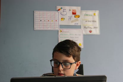 Mattias Gasper, de 11 años, asiste a una clase virtual desde su casa en Caracas, Venezuela. Pulse en la imagen para ver la fotogalería completa. 