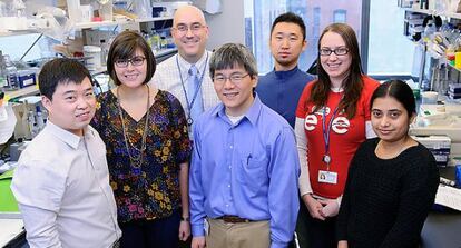 Yu Chen (centro) con su equipo del Centro Memorial Sloan Kettering. 