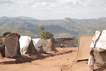 Kapise tiene otras desventajas, además de la falta de espacio y la cercanía con la frontera. Su altura lo convierte en un lugar frío en esta época del año, y los refugios no son los más adecuados para proteger del viento. Se escuchan toses por todas partes. 