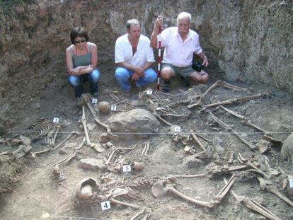 Descendientes de varios fusilados del franquismo en Covarrubias (Burgos) observan la fosa donde fueron arrojados sus familiares