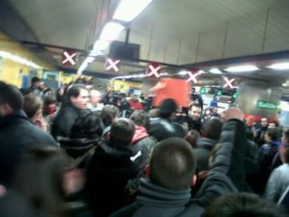 Manifestantes del movimiento 'Yo no pago' en la estación de Metro de Callao.