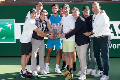 Alcaraz posaba con los integrantes de su equipo y sus familiares, tras recibir el trofeo como vencedor del Masters 1000 de Indian Wells (California), el domingo.
