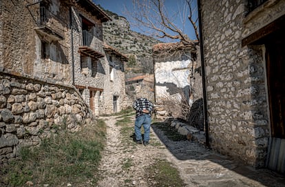 Martín Colomer camina entre casas abandonadas por una de las calles de la Estrella.