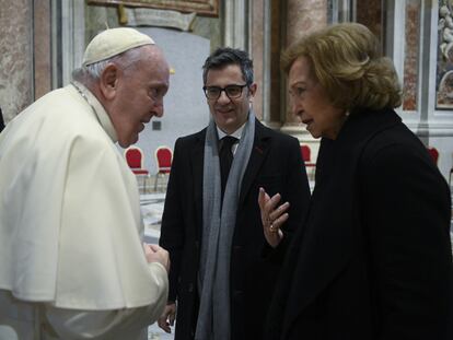 CIUDAD DEL VATICANO, 05/01/2023.- El papa Francisco recibe en audiencia a la emérita, Sofía, y al ministro de la Presidencia, Relaciones con las Cortes y Memoria Democrática, Félix Bolaños, quienes asistieron este jueves en el Vaticano a la misa funeral por el papa emérito, Benedicto XVI. EFE/ VATICAN MEDIA / Divisione Produzione Fotografica/ ***SOLO USO EDITORIAL/SOLO DISPONIBLE PARA ILUSTRAR LA NOTICIA QUE ACOMPAÑA (CRÉDITO OBLIGATORIO)***
