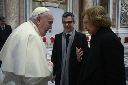 El Papa recibe a la reina emérita, Sofía, y al ministro Félix Bolaños durante los actos por el funeral de Benedicto XVI, este jueves.