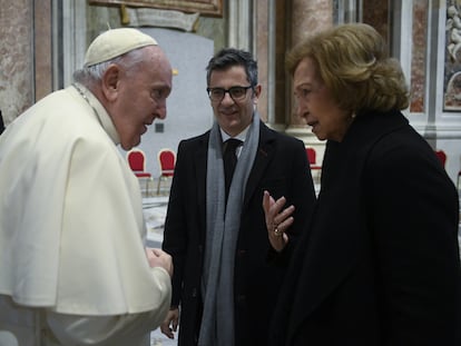 El Papa recibe a la reina emérita, Sofía, y al ministro Félix Bolaños durante los actos por el funeral de Benedicto XVI, este jueves.