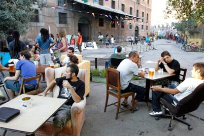 Los vecinos de Lavapiés se concentran en el patio del centro social y cultural para disfrutar de las distintas activdades