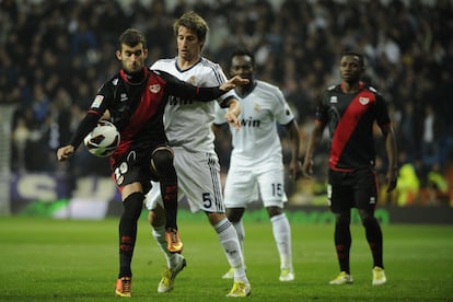 Baptistao controla el balón ante el acoso de Coentrão.