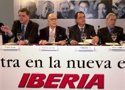 De izquierda a derecha, Xabier Irala, Camilo José Cela, Pedro Ferreras y Mario Vargas Llosa, en el acto de ayer.