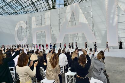 Un momento del desfile de Chanel en el Grand Palais de París, el 6 de octubre de 2020.