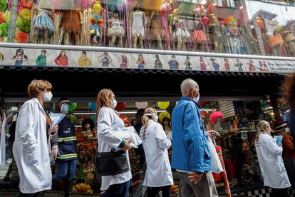 Trabalhadores da Vigilância Sanitária fazem operação de controle da covid-19 no centro de São Paulo, em 1 de julho.