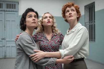 Tres mujeres y tres pelucas: un instante de 'Las chicas del cable'.