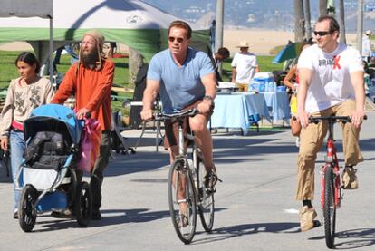 En plenas elecciones estadounidenses, el gobernador republicano de California, Arnold Schwarzenegger, se relaja dando un paseo en bicicleta por Venice Beach, uno de los paseos marítimos más populares de Los Ángeles. Después de siete años en el poder, el protagonista de <i>Terminator</i> se despedirá el próximo enero de la política, al menos por un tiempo, y entregará el cargo con las cifras de popularidad más bajas de las dos legislaturas que ha encabezado.