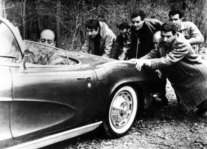 Fotograf&iacute;a del rodaje de la pel&iacute;cula &quot;Peppermint frapp&eacute;&quot; (1967), de Carlos Saura. El&iacute;as Querejeta (detr&aacute;s izda) empuja el coche que conduce Jos&eacute; Luis L&oacute;pez junto a otras personas. 