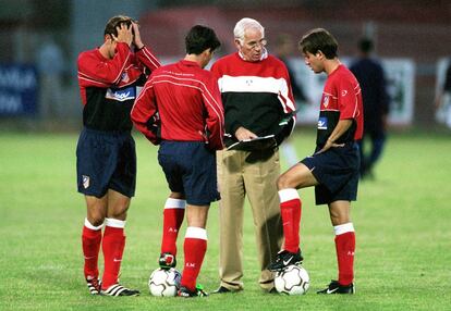 Luis Aragonés da instrucciones a Luque, Lardín y Paunovic, en la temporada 2001-2002.