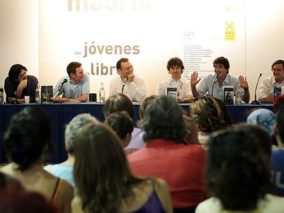 De izquierda a derecha, Jorge E. Benavides, F. Iwasaki, Luisgé Martín, Juanjo de la Iglesia, Rodrigo Muñoz Avia, S. Roncagliolo y Fernando Royuela.