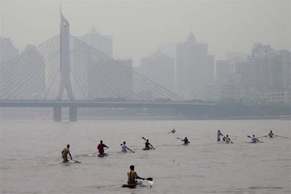 Aviones de fabricación china, los Yun-5, realizarán un millar de vuelos para bombardear fundamentalmente Pekín, Tianjin y la provincia vecina de Hebei, en las que se oculta un insecto migratorio procedente de América del Norte: la Hyphantria cunea. La plaga ha devorado ya las hojas de 50.000 árboles. Pekín reconoció hace dos semanas este problema y ordenó que se hiciera un examen árbol a árbol para combatir a un insecto que se detectó en China por primera vez en 1979 y que es capaz de poner de 2.000 a 3.000 huevos al mes.