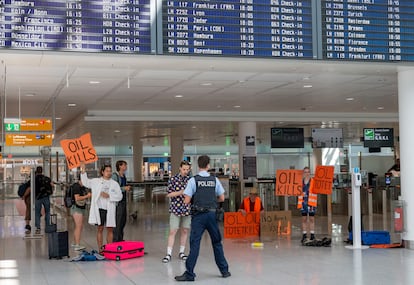 Miembros de Última Generación se manifiestan en el aeropuerto de Múnich, el miércoles 14 de agosto.