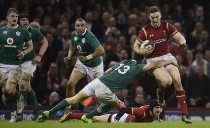 George North conduce el balón.