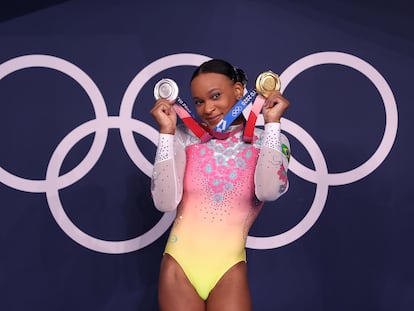 La brasileña Rebeca Andrade posa con sus dos medallas de oro y plata el 4 de agosto en Tokio.