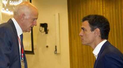 Pedro Sánchez con el ex primer ministro griego George Papandreou