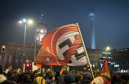 Otro cartel, que portaba uno de los manifestantes a favor de la tolerancia en Berlín, mostraba rechazo al símbolo del nazismo.
