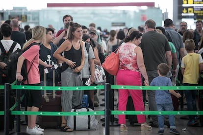 Cues als controls de seguretat a l'aeroport del Prat.