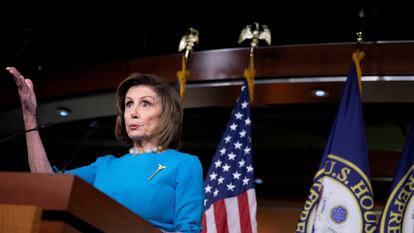 A presidenta da Câmara dos Representantes, Nancy Pelosi, nesta quinta-feira em sua coletiva de imprensa diária no Capitólio.