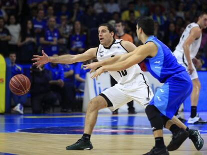El base del Bilbao Basket Quino Colom intenta interceptar un pase de Jaime Fernández.
