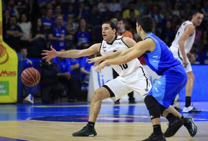 El base del Bilbao Basket Quino Colom intenta interceptar un pase de Jaime Fernández.