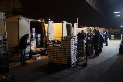 A las seis de la mañana, los minoristas que ya han realizado la compra de mercancías para sus negocios comienzan a cargar los vehículos.