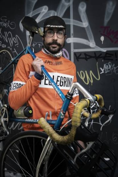 Kike, mensajero ciclista que trabaja para La Pájara, una empresa de mensajería.