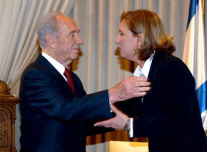 El presidente israelí, Simon Peres, saluda a la ministra de Exteriores y líder de Kadima, Tzipi Livni, en Jerusalén.