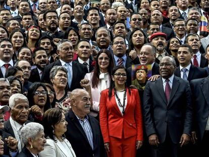 Os membros da Assembleia Nacional Constituinte, com Delcy Rodríguez no centro.